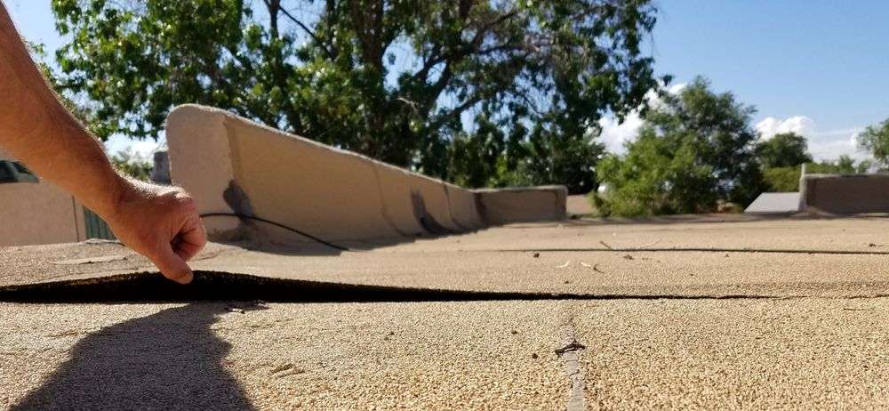 Losliggend dakleer op plat dak in Putten